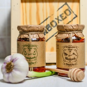 Grilovací omáčky s nálepkou HOME MADE
