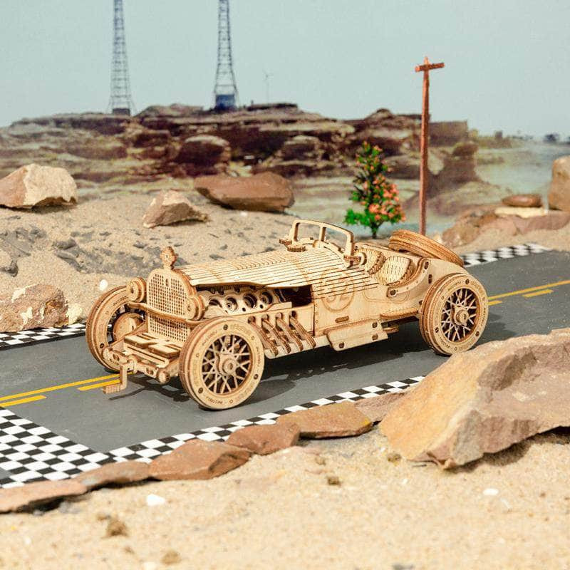 Dřevěný model retro závodního automobilu
