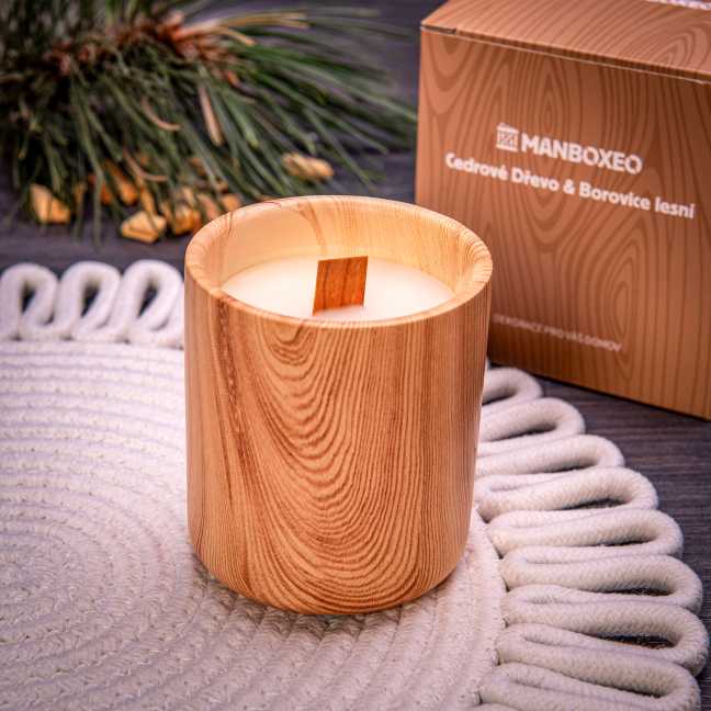 Svíčka v dřevěném dekoru - Cedrové dřevo a jehličí 220 g